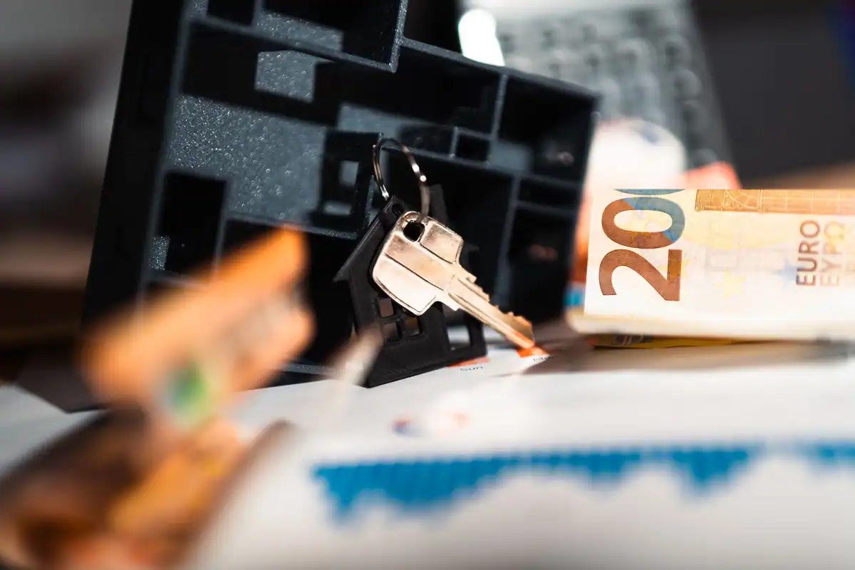 Chei, machetă de casă, bancnote euro și grafice pentru calculul tranzacției