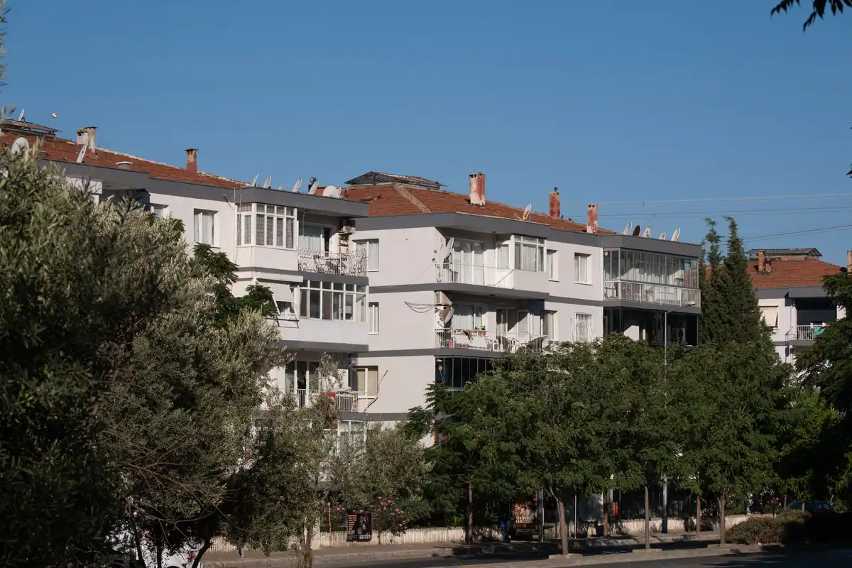 Blocuri de apartamente cu balcoane într-un cartier rezidențial cu mulți copaci