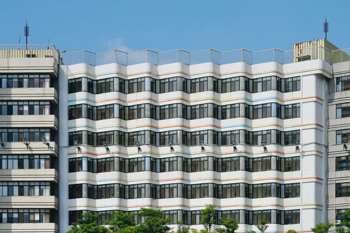 Fațadă de clădire contemporană cu modele geometrice și ferestre izolate