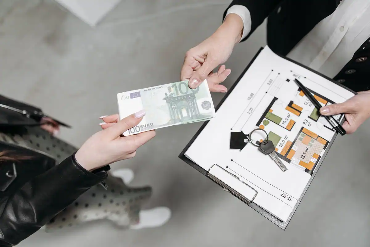 Chei, bancnotă euro și plan de apartament pregătite pentru semnarea contractului