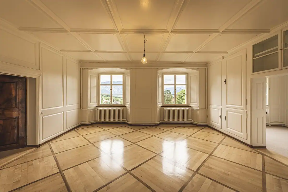 Bloc de locuințe modern văzut din exterior, cu apartamente de închiriat