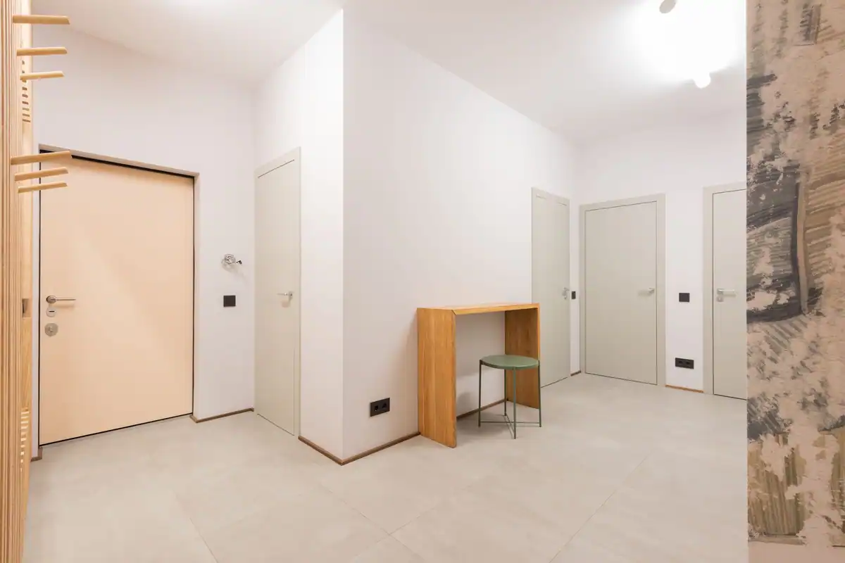 Hol luminos și minimalist într-un apartament modern, cu linii curate